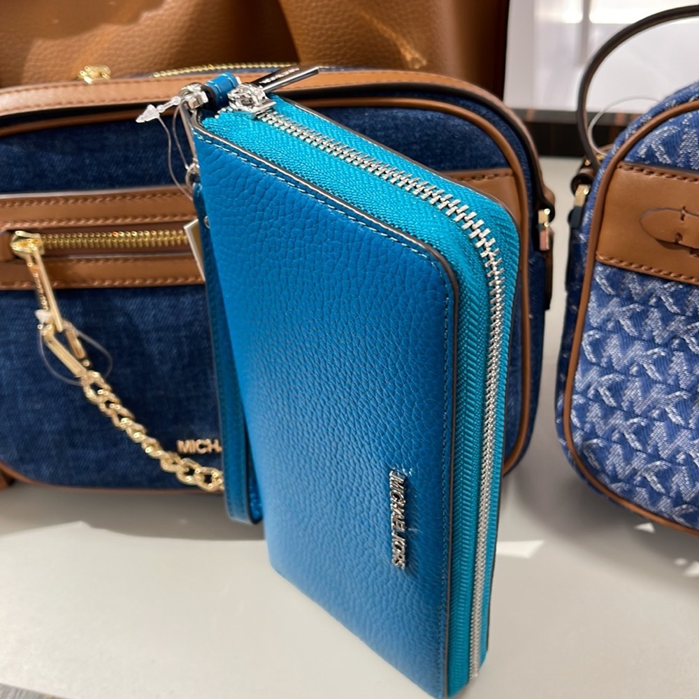 Michael Kors Jet Set Travel Large Travel CONTINENTAL 
Lagoon - Picture 6 of 16